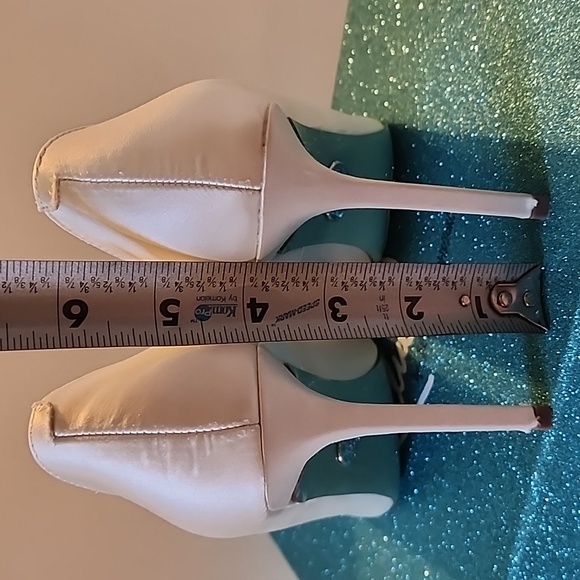 Betsey Johnson "Piper", ivory satin size 6.5 heeled pumps with bling - Picture 3 of 9